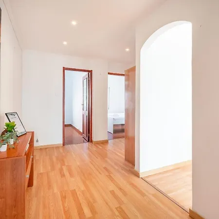 Guestready - Bright Flat Near Rio De Mouro Station Lisbon
