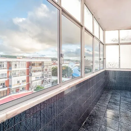 Guestready - Bright Flat Near Rio De Mouro Station * Lisbon